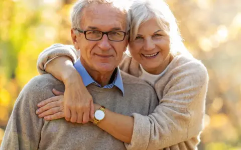 Uśmiechnięta para seniorów, idealna na życzenia na 70 urodziny.
