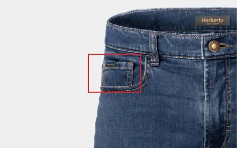 Il taschino piccolo dei jeans, un tempo usato per gli orologi da tasca, oggi è perfetto per monete o un piccolo oggetto.