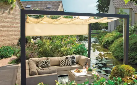 Nowoczesna pergola z wysuwanym dachem to idealne rozwiązanie, czym osłonić taras przed słońcem i deszczem. Wygodny narożnik zachęca do relaksu.
