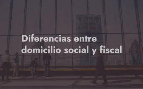 Diferencias entre domicilio social y fiscal. Personas en un entorno urbano moderno, con rascacielos al fondo.