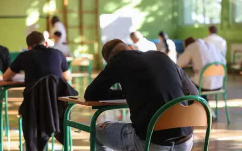 Uczniowie piszą egzamin. Ten wpis na bloga o maturze z angielskiego pomoże Ci się przygotować.