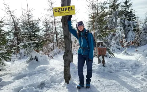 Dziewczyna na szczycie Czupel, 933 m n.p.m. Zimowa trasa w śniegu, piękne widoki.