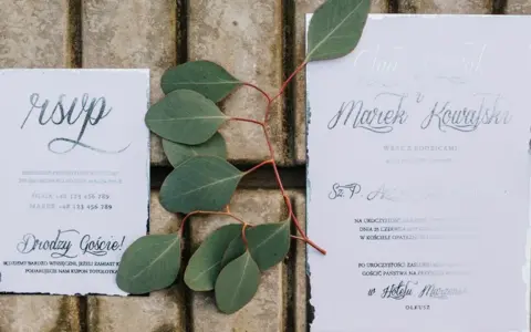 Zaproszenia ślubne z gałązką eukaliptusa. Jak pisać z osobą towarzyszącą? Na RSVP podajcie Państwo swoje imię i nazwisko.