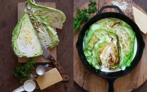 En hel spetskål halverad och tillagad i en gjutjärnspanna med gräddig sås. Ingredienser som ost och persilja syns bredvid.