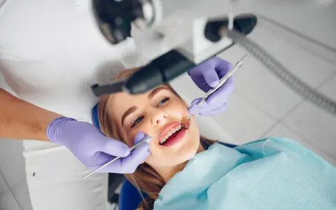 Gdzie przyjmuje dentysta w niedziele? Znajdź pomoc szybko i blisko