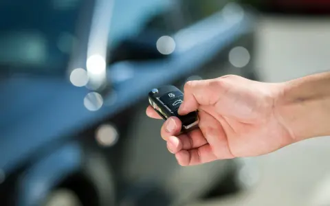 Mano che tiene la chiave dell'auto. Cosa fare se la macchina non legge la chiave: controlla la batteria o prova a riavviare il sistema.