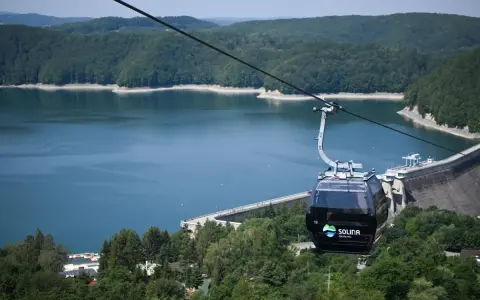 Kolejka linowa nad Soliną, idealna na podróż pociągiem w Bieszczady. Widok na zaporę i jezioro.