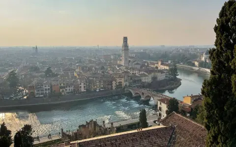 Vista panoramica di Verona con l'Adige, il Ponte Pietra e la Torre dei Lamberti. Un assaggio di cosa vedere a Verona, tra storia e bellezza.
