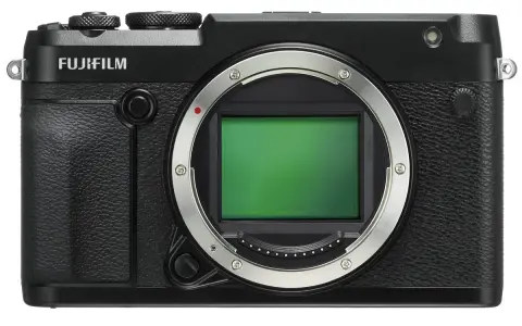 Cámara Fujifilm GFX 50R negra, con sensor verde visible y montura plateada.