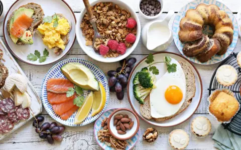 Leckeres Fingerfood für den Osterbrunch: Rührei, Lachs, Avocado, Kuchen, Muffins und Nüsse.