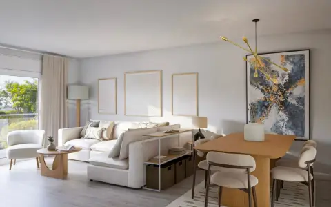 Salón moderno con sofá blanco, mesa de comedor y arte abstracto. Las medidas del salón permiten una distribución cómoda.