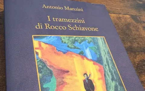 Copertina del **manzini ultimo libro**, "I tramezzini di Rocco Schiavone", con un'illustrazione astratta e un uomo in primo piano.