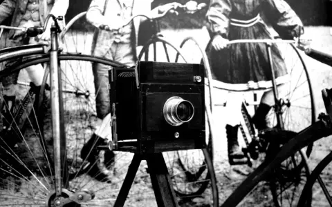 W którym roku wynaleziono aparat fotograficzny? Odkryj jego historię