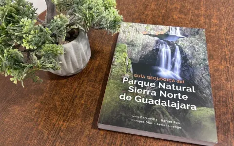 Guía geológica del Parque Natural Sierra Norte de Guadalajara, con una cascada en la portada.