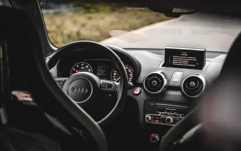 Wnętrze Audi RS1: kierownica, deska rozdzielcza z ekranem multimediów i nawiewami. Gotowy do jazdy.