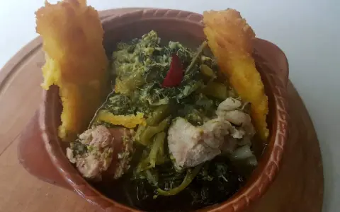 Un saporito piatto di verdure selvatiche con salsiccia e polenta fritta, un classico tra i piatti tipici Avellino.