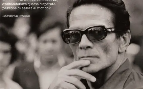 Uomo con occhiali da sole, pensieroso, con la mano sul mento. Una frase evoca una supplica a mia madre, un desiderio di non abbandonare la passione per la vita.