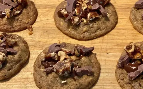 Délicieux cookies faits maison, parfaits pour une recette cookies noisette chocolat. Ils sont garnis de morceaux de chocolat et de noisettes concassées.
