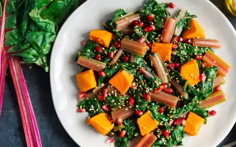 Ensalada vibrante con acelgas, calabaza, granada y semillas de sésamo. Una de las muchas recetas con acelgas que te encantarán.