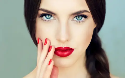 Brązowa szminka dla kogo? Znajdź swój idealny odcień!
