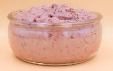 Puszysta pasta z czerwonej fasoli w szklanym naczyniu, doprawiona pieprzem. Idealna na kanapki.