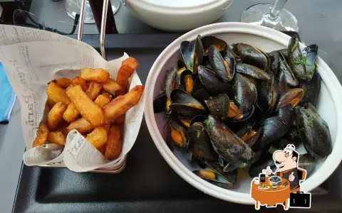 Moules-frites, un plat typique de Saint-Malo, servi avec des frites croustillantes.