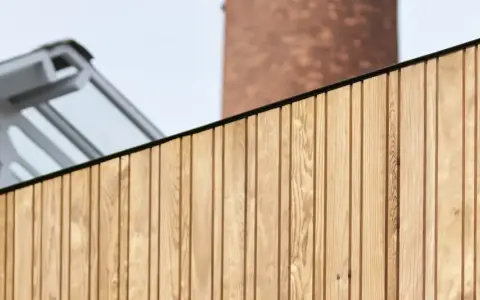 Fachada de madera y estructura acristalada, ideal para proyectos de subvenciones eficiencia energética Galicia.