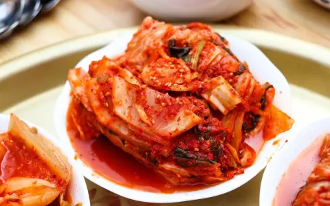 Kimchi: Jak jeść? Od klasyki po polskie dania zaskocz smakiem!