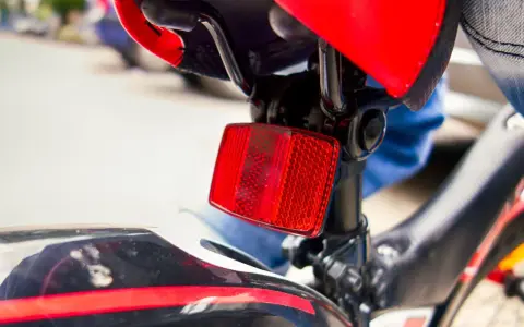 Catadiottri cosa sono? Questo è un riflettore rosso su una bicicletta, essenziale per la sicurezza.