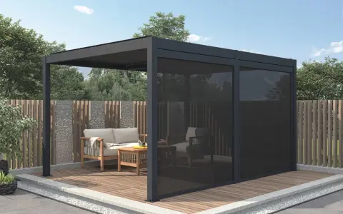 Une veranda bioclimatique, c'est quoi ? Un espace extérieur moderne avec salon, table et pare-soleil, idéal pour profiter du jardin.