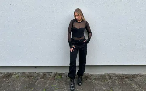 Stylizacja na koncert: czarny, prześwitujący top, bojówki i glany. Idealnie, jak się ubrać na koncert!