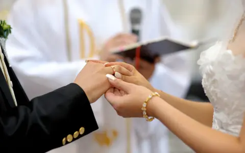 Podczas ceremonii ślubnej ksiądz zakłada obrączkę na palec panny młodej. Ile razy można wziąć ślub kościelny? To zależy od sytuacji.