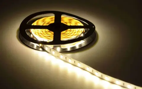 Zwijana taśma LED SMD 5630, świecąca ciepłym białym światłem. Idealna do tworzenia nastrojowego oświetlenia.