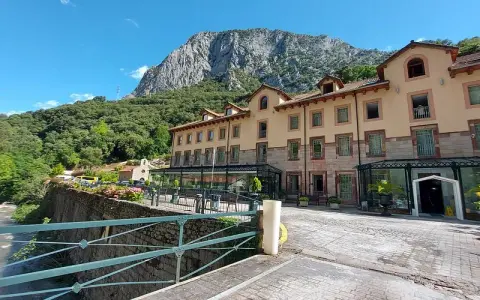 La Hermida balneario: Relájate y sana con aguas termales únicas