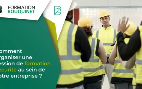 Un formateur explique les consignes de sécurité à une équipe en tenue de travail. Une formation sécurité en entreprise est essentielle.