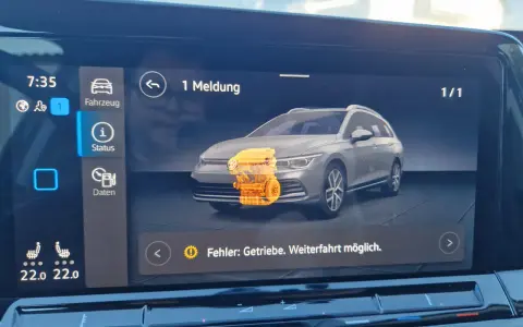Golf 8 Probleme: Warnmeldung "Fehler: Getriebe. Weiterfahrt möglich." auf dem Display. Ein orangefarbener Motor ist abgebildet.