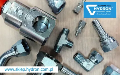 Metalowe akcesoria hydrauliczne, takie jak złączki i adaptery, gotowe do montażu.