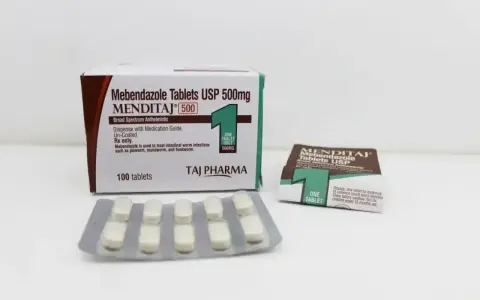 Opakowanie leku Mebendazol bez recepty, tabletki MENDITAJ 500mg. Skuteczny na owsiki, glisty i tęgoryjce.