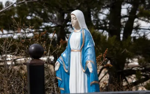 Figurka Matki Boskiej w błękitnym płaszczu, z białą chustą na głowie. 8 grudnia święto, czas zadumy i refleksji.