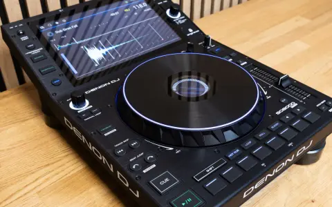 Profesjonalny odtwarzacz Denon DJ z dotykowym ekranem i podświetlanym talerzem. Idealny dla każdego DJ-a.