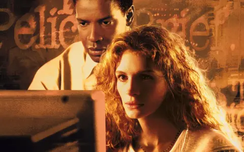 Denzel Washington och Julia Roberts i en dramatisk scen från filmen "Pelican Brief". De tittar intensivt på en datorskärm.