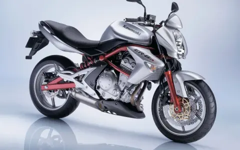 Srebrny Kawasaki ER-6n z czerwonym stelażem i detalami. Poznaj jego kawasaki er6n dane techniczne i poczuj moc!