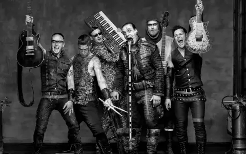 Le groupe Rammstein, icône du rammstein style de musique, pose avec leurs instruments. Guitares, clavier, basse et baguettes de batterie, prêts à enflammer la scène.