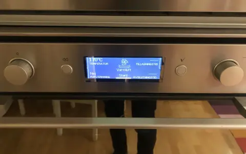 Ugnens display visar 170°C och "Varmluft". Trots inställningen verkar ugnen inte bli varm.