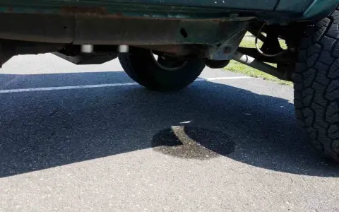 Ein dunkler Fleck auf dem Asphalt deutet auf Kondenswasser der Klimaanlage hin.