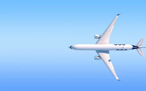 Biały samolot 737 MAX 8 z niebieskimi symbolami leci na tle błękitnego nieba.
