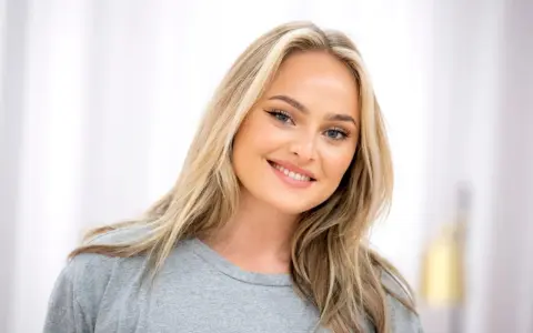 En leende ung kvinna med blont hår och blå ögon, en av många svenska influencers som inspirerar sina följare.