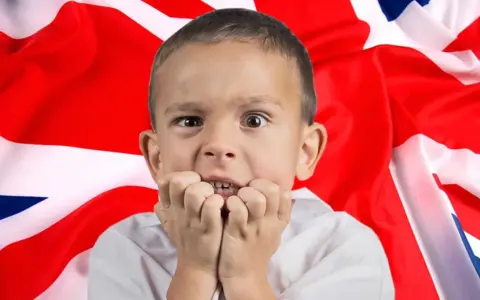 Przerażony chłopiec przed flagą Wielkiej Brytanii. Czy tak wygląda nauka jak nauczyć się mówić po angielsku?