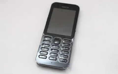 Nokia najnowszy model, klasyczny telefon z klawiaturą numeryczną i ekranem.