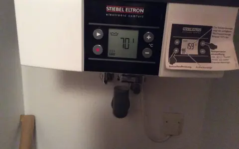 Stiebel Eltron Durchlauferhitzer mit Anzeige 70°C. Entkalken ist wichtig für die Leistung.